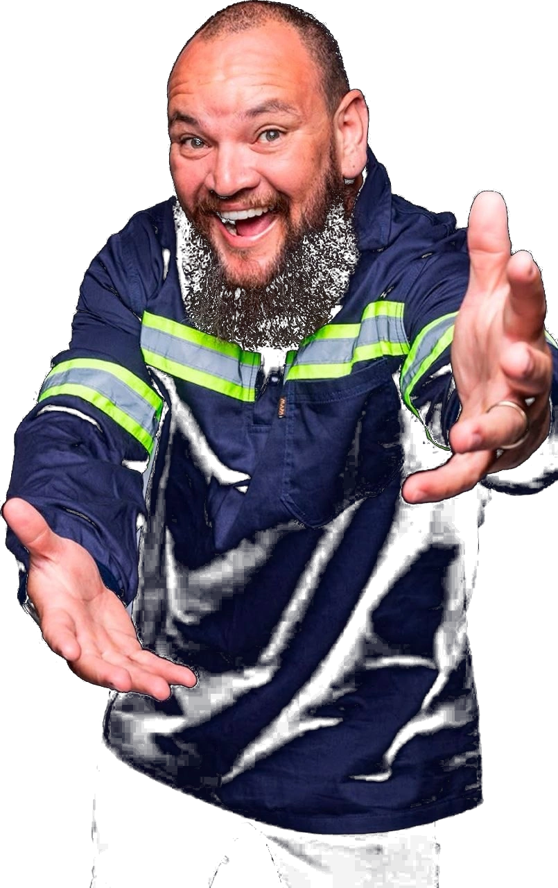 Rafael Aragão sorrindo de braços abertos